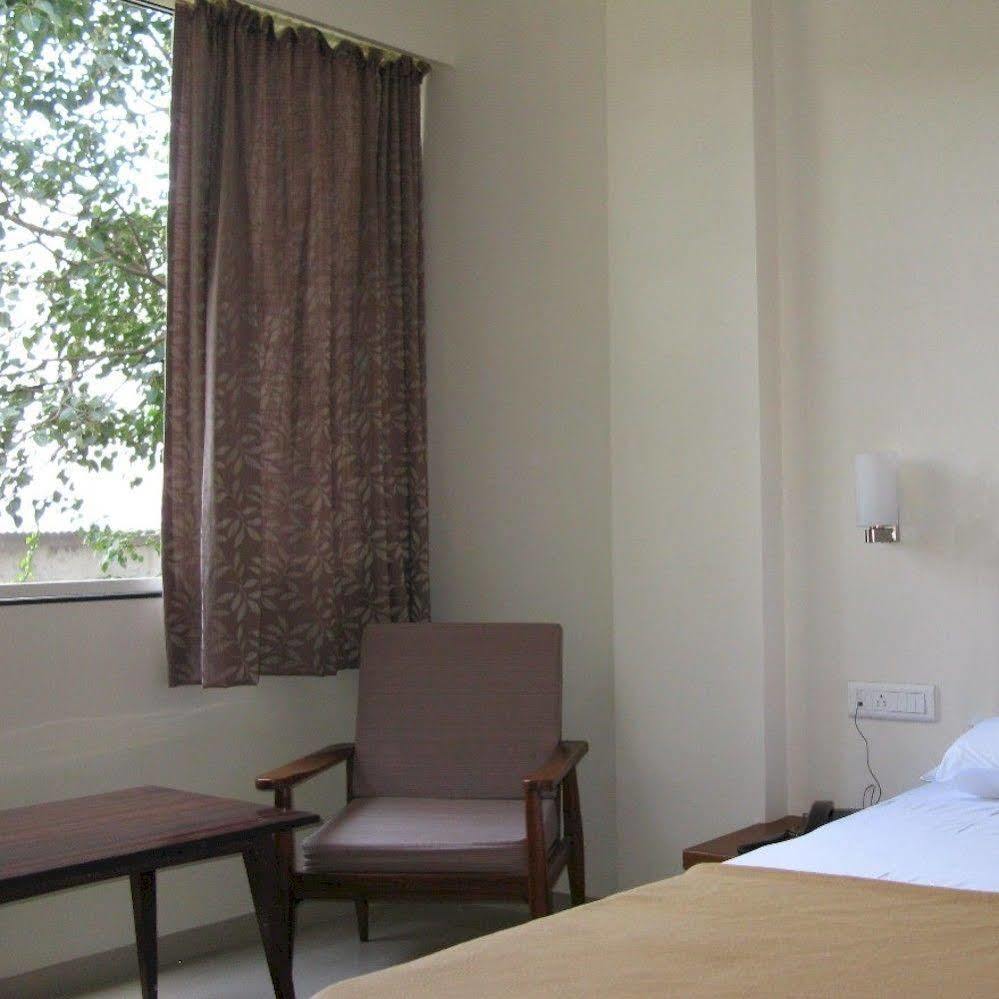 Oyo 1194 Hotel Gulmohr 浦那 外观 照片